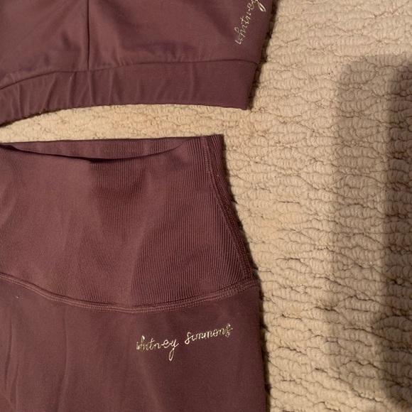 V2 Whitney Simmons collection 2 piece set - Picture 6 of 10